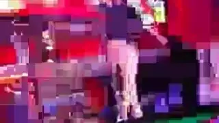 راقصة قطب بتوشيمات تأخذ قضيبين في علاقة ثلاثية مع المعجبين تمص كل سائلهم المنوي