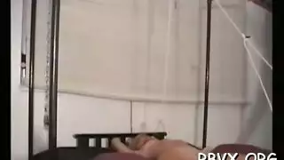 امرأة أنيقة ذات شعر داكن وبشرة شاحبة ، تمارس أليكسيس فوكس الجنس مع موكلها