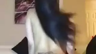 جلسة استمناء خفية: تفرك فرجها العاري بينما هو يسجل