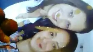 أوجي فتيات فقط: مؤديات مثليات تشبع رغبتها بملء فرج بعضهن