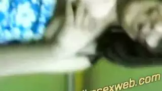 بنت قي تضع اصبعها في فم صديقتها