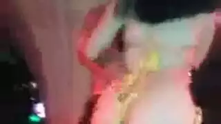 ثلاثي شيطاني مع حلوات صينيات في سراويل احتفالية