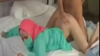 شرموطة بالحجاب ترضع زب زبونها الذي طلب منها ان تمص له زبه حتى يقذف