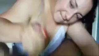 عبادة قضيب مكثفة من الجمال الناضج: مزيج استمناء يدوي وفموي