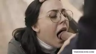  مراهقة ذات كس مشعر وثديين صغيرين تستمتع بعنف جنسي في الفندق