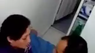 عاهرة المكتب تمارس الجنس الشرجي على آلة النسخ