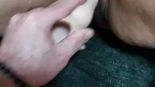 فتاة ساخنة تتحول إلى برية مع دسار، بوسها يتدفق مثل نافورة