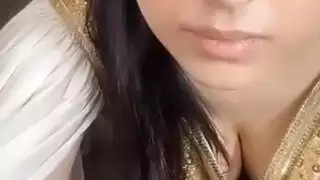 أعطِ نشوتك لهذه الإلهة العربية في تكريم إكس إكس إكس