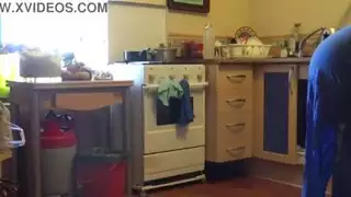 خادمة تركية تمارس الجنس المكثف في المطبخ مع رئيسها الشهواني