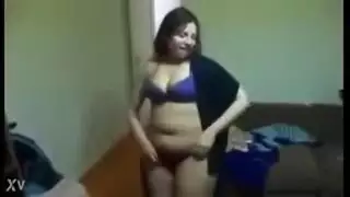 عاهرات عربيات في البيكيني يؤدين رقص شرقي صريح قبل مشهد جنس جماعي