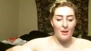 شقراء ناعمة تُمارس الجنس بقوة على أثاث الفندق