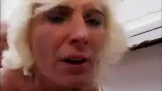 ناضجة شقراء هي سحب فتح جوارب طويلة والحصول على كس اصابع الاتهام حتى يتم الرطب والرطب