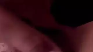 مشهد عاري لمراهقة عربية: مداعبة الفرج والأنين
