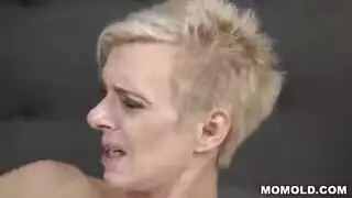 شقراء أكبر سناً تمارس الجنس مع الرجل الذي تشتهيه