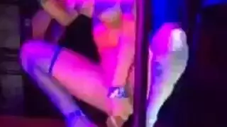 المدير ذو القضيب الكبير يضرب سكرتيرته بقوة في المكتب