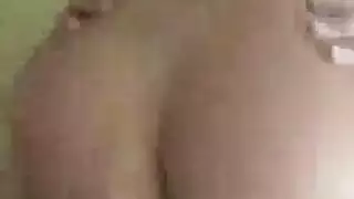 العائلة تشاهد علناً وهي تداعب فرجها في مكان العمل