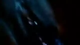 فتاة جديدة مع كثيف، شعر أسود هو سخيف أفضل صديق لها بدلا من الدراسة من أجل امتحانها