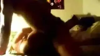 جنس بين الأعراق في الأماكن العامة: سمراء نحيفة تأخذ قضيبًا كبيرًا