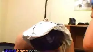 مساعدة تنفيذية تبتلع السائل المنوي بعد جماع مكتبي شديد