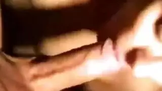 يدخل علي وان اذاكر ثم ينكني