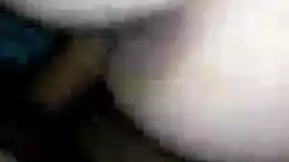 شابان ناعمان يتقاسمانهما رجل مسيطر مفتول العضلات