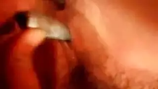 مراهقة سمراء تأخذ حزامًا اصطناعيًا قاسيًا في مؤخرتها الضيقة