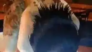 راقصات العمود الجدات يتذوقن أقدام بعضهن ثم يتلقين القذف على الوجوه