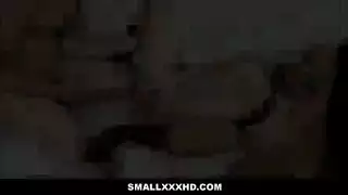 شقراء وسمراء تشاركان قضيبين صلبين في جنس فموي صريح