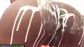 عاهرة نوبية طويلة الأرجل تمص القضيب خارجاً قبل ضرب شرجي صعب