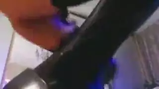 امرأة سمراء مغرية ، تجلس سيلفيا سايج على كرسي بذراعين وتفرك صدرها الجميل