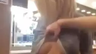 شقراء مراهقة تظهر أثداءها المنتصبة ومنحنياتها المثيرة في عرض جريء