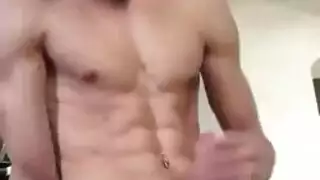 سمراء ساخنة تقدم مصًا عميقًا رائعًا لشاب وسيم