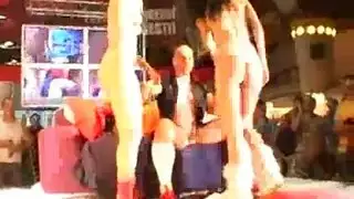 حبيبات عاريات ممتلئات في مشاهد جماع فاضحة