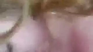 عاهرة سمراء كبيرة الثدي ترتدي ملابس عاهرة للجماع السري